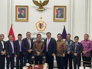 Foto: Gubernur Lemhannas RI Ace Hasan Syadzily (tengah) berfoto bersama Tim Presidium Perwakilan DPD dan DPA IKAL Lemhannas usai audiensi di Kampus Lemhannas RI, Jakarta