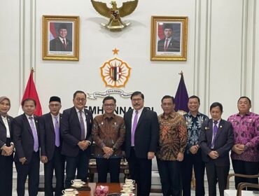Foto: Gubernur Lemhannas RI Ace Hasan Syadzily (tengah) berfoto bersama Tim Presidium Perwakilan DPD dan DPA IKAL Lemhannas usai audiensi di Kampus Lemhannas RI, Jakarta