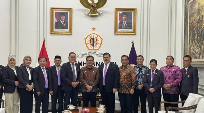 Foto: Gubernur Lemhannas RI Ace Hasan Syadzily (tengah) berfoto bersama Tim Presidium Perwakilan DPD dan DPA IKAL Lemhannas usai audiensi di Kampus Lemhannas RI, Jakarta