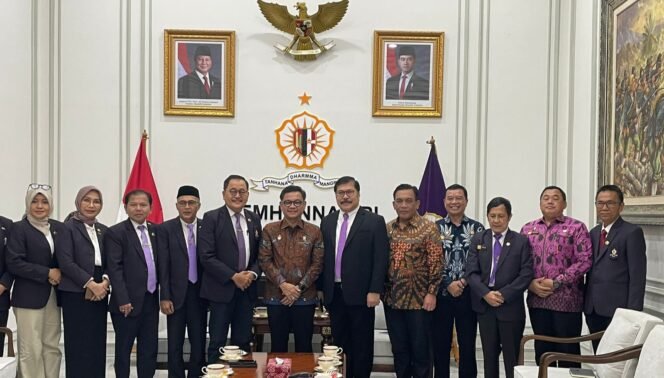 
					Foto: Gubernur Lemhannas RI Ace Hasan Syadzily (tengah) berfoto bersama Tim Presidium Perwakilan DPD dan DPA IKAL Lemhannas usai audiensi di Kampus Lemhannas RI, Jakarta