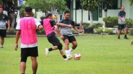 Foto: Kebersamaan TNI dan Pemkab Trenggalek — Komandan Kodim 0806/Trenggalek bersama jajaran dan Pemerintah Kabupaten Trenggalek mengikuti pertandingan futsal persahabatan di lapangan Makodim 0806/Trenggalek