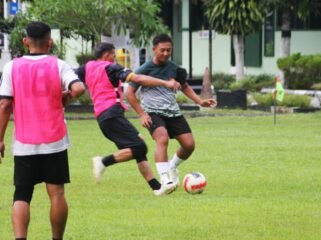 Foto: Kebersamaan TNI dan Pemkab Trenggalek — Komandan Kodim 0806/Trenggalek bersama jajaran dan Pemerintah Kabupaten Trenggalek mengikuti pertandingan futsal persahabatan di lapangan Makodim 0806/Trenggalek