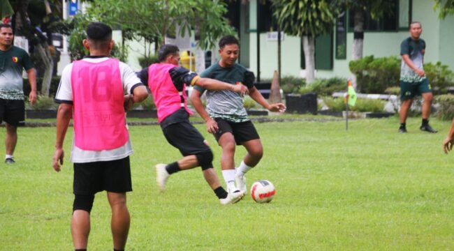 Foto: Kebersamaan TNI dan Pemkab Trenggalek — Komandan Kodim 0806/Trenggalek bersama jajaran dan Pemerintah Kabupaten Trenggalek mengikuti pertandingan futsal persahabatan di lapangan Makodim 0806/Trenggalek