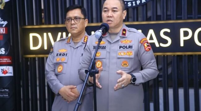 Karopenmas Divhumas Polri Brigjen Pol Trunoyudo Wisnu Andiko saat memberikan keterangan kepada awak media . (Foto; Humas Polri)