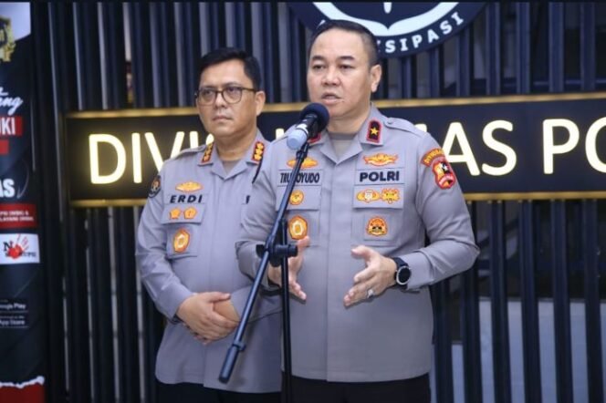 
					Karopenmas Divhumas Polri Brigjen Pol Trunoyudo Wisnu Andiko saat memberikan keterangan kepada awak media . (Foto; Humas Polri)