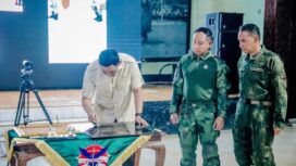Panglima TNI Jenderal TNI Agus Subiyanto saat mendampingi Menteri Pertahanan Republik Indonesia (Menhan RI) Jenderal TNI (Purn) Sjafrie Sjamsoeddin dalam acara penganugerahan Kenaikan Pangkat Luar Biasa (KPLB) kepada 155 prajurit TNI dalam sebuah upacara yang digelar di Timika, Papua Tengah, Jumat (2/1/2026).. (Foto: Puspen TNI)