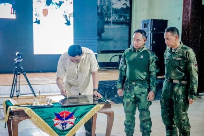 
					Panglima TNI Jenderal TNI Agus Subiyanto saat mendampingi Menteri Pertahanan Republik Indonesia (Menhan RI) Jenderal TNI (Purn) Sjafrie Sjamsoeddin dalam acara penganugerahan Kenaikan Pangkat Luar Biasa (KPLB) kepada 155 prajurit TNI dalam sebuah upacara yang digelar di Timika, Papua Tengah, Jumat (2/1/2026).. (Foto: Puspen TNI)