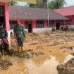 Sejumlah Prajurit TNI AL sedang membersihkan lumpur salah satu sekolah yang terkena banjir bandang di Tapanuli Tengah. (Foto: Humas Korps Marinir)
