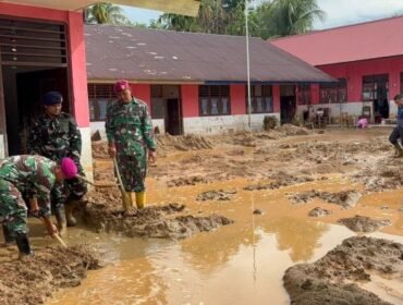Sejumlah Prajurit TNI AL sedang membersihkan lumpur  salah satu sekolah yang terkena banjir bandang di Tapanuli Tengah. (Foto: Humas Korps Marinir)