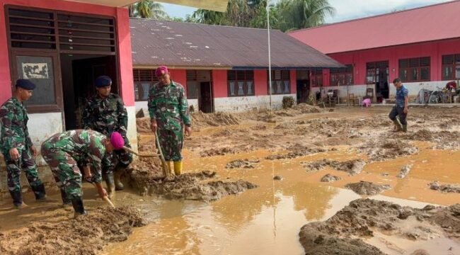 Sejumlah Prajurit TNI AL sedang membersihkan lumpur  salah satu sekolah yang terkena banjir bandang di Tapanuli Tengah. (Foto: Humas Korps Marinir)