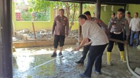 KSP dan TNI-Polri bahu membahu membersihkan lumpur akibat benacana banjir bandang. (Foto: KSP)