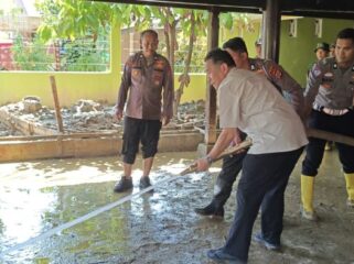 KSP dan TNI-Polri bahu membahu membersihkan lumpur akibat benacana banjir bandang. (Foto: KSP)