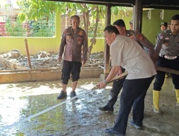 KSP dan TNI-Polri bahu membahu membersihkan lumpur akibat benacana banjir bandang. (Foto: KSP)