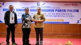 Foto: Wali Kota Administrasi Jakarta Pusat Arifin (tengah) menghadiri kegiatan Kursus Singkat bagi Pengurus Partai Politik yang diselenggarakan Pemerintah Kota Jakarta Pusat bekerja sama dengan Kementerian Dalam Negeri