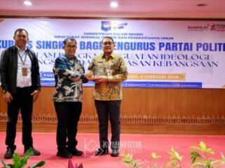 Foto: Wali Kota Administrasi Jakarta Pusat Arifin (tengah) menghadiri kegiatan Kursus Singkat bagi Pengurus Partai Politik yang diselenggarakan Pemerintah Kota Jakarta Pusat bekerja sama dengan Kementerian Dalam Negeri