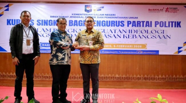 Foto: Wali Kota Administrasi Jakarta Pusat Arifin (tengah) menghadiri kegiatan Kursus Singkat bagi Pengurus Partai Politik yang diselenggarakan Pemerintah Kota Jakarta Pusat bekerja sama dengan Kementerian Dalam Negeri