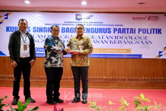 
					Foto: Wali Kota Administrasi Jakarta Pusat Arifin (tengah) menghadiri kegiatan Kursus Singkat bagi Pengurus Partai Politik yang diselenggarakan Pemerintah Kota Jakarta Pusat bekerja sama dengan Kementerian Dalam Negeri