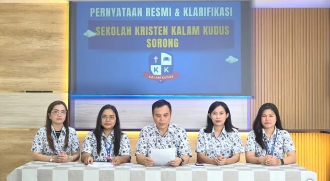 
					Foto: Jajaran pimpinan Sekolah Kristen Kalam Kudus Indonesia Cabang Sorong menyampaikan pernyataan resmi dan klarifikasi terkait isu pemberhentian peserta didik berinisial MKA