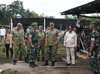 Foto: Wakil Panglima TNI Jenderal Tandyo Budi Revita meninjau area budidaya ayam petelur di lingkungan Batalyon Teritorial Pembangunan (Yon TP) 886/PJ, Kabupaten Tulungagung, Rabu (18/2/2026)