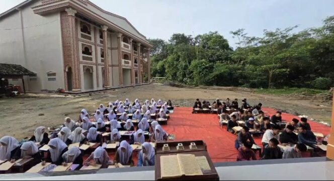 
					Suasana kebersamaan dan kesederhanaan mewarnai kegiatan para santri di Pondok Pesantren Salafiyah Tarbiyatul Falah Al-Malikiyyah, Kampung Pasir Akmad, Desa Muara II, Kecamatan Cikulur, Kabupaten Lebak, Provinsi Banten, pada Minggu (22/2/2026).
