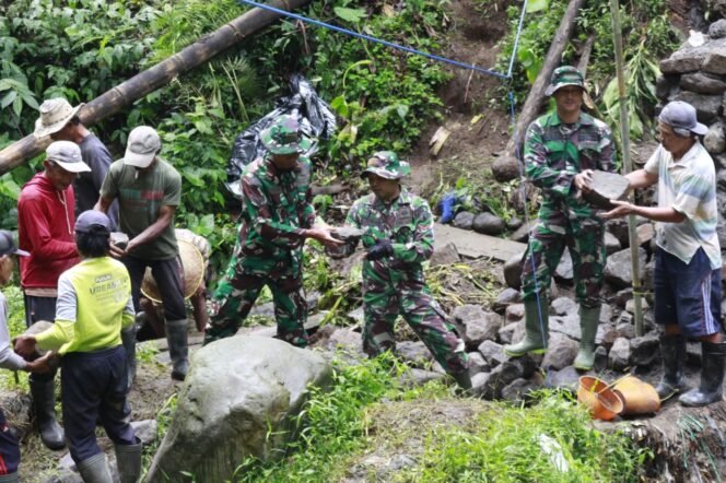 
					Gotong Royong TNI-Warga Bangun Jembatan Penghubung Dusun