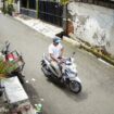 Foto: Aksi pencurian kendaraan bermotor (curanmor) kembali terjadi di wilayah Jakarta Timur. Peristiwa tersebut dilaporkan berlangsung pada Jumat, 20 Februari 2026, sekitar pukul 14.21 WIB di Jalan Melati Dalam No. 1, RT. 4 RW. 8, sebuah rumah kos berwarna putih di Kelurahan Rawamangun, Kecamatan Pulogadung, Jakarta Timur. (Dok-Tangkapan layar cctv warga)