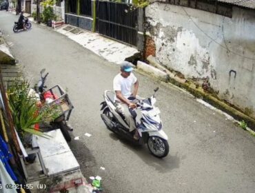 Foto: Aksi pencurian kendaraan bermotor (curanmor) kembali terjadi di wilayah Jakarta Timur. Peristiwa tersebut dilaporkan berlangsung pada Jumat, 20 Februari 2026, sekitar pukul 14.21 WIB di Jalan Melati Dalam No. 1, RT. 4 RW. 8, sebuah rumah kos berwarna putih di Kelurahan Rawamangun, Kecamatan Pulogadung, Jakarta Timur. (Dok-Tangkapan layar cctv warga)