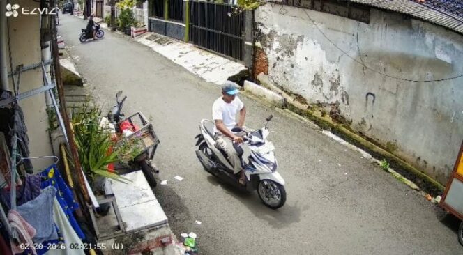 
					Foto: Aksi pencurian kendaraan bermotor (curanmor) kembali terjadi di wilayah Jakarta Timur. Peristiwa tersebut dilaporkan berlangsung pada Jumat, 20 Februari 2026, sekitar pukul 14.21 WIB di Jalan Melati Dalam No. 1, RT. 4 RW. 8, sebuah rumah kos berwarna putih di Kelurahan Rawamangun, Kecamatan Pulogadung, Jakarta Timur. (Dok-Tangkapan layar cctv warga)
