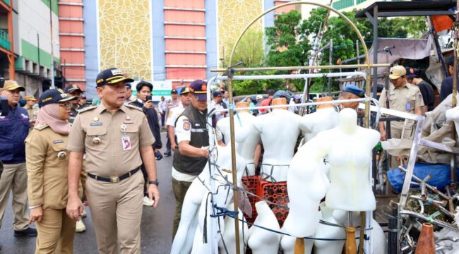 Foto:Wakil Wali Kota Jakarta Pusat, Arifin, meninjau langsung penataan kawasan Tanah Abang, Senin (22/1/2026)