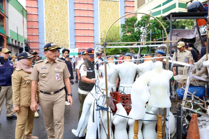 
					Foto:Wakil Wali Kota Jakarta Pusat, Arifin, meninjau langsung penataan kawasan Tanah Abang, Senin (22/1/2026)