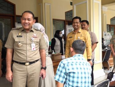 Foto: Wali Kota Jakarta Pusat Arifin meninjau langsung layanan penghapusan tato yang digelar Bazis Jakarta Pusat di sela rangkaian Bazar Ramadan 1447 Hijriah, Jakarta, Senin (22/2/2026)