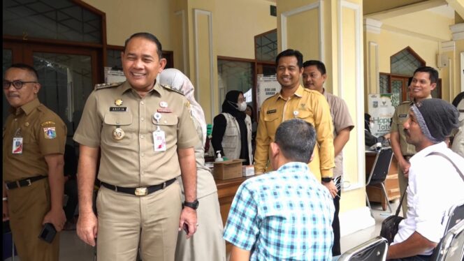 
					Foto: Wali Kota Jakarta Pusat Arifin meninjau langsung layanan penghapusan tato yang digelar Bazis Jakarta Pusat di sela rangkaian Bazar Ramadan 1447 Hijriah, Jakarta, Senin (22/2/2026)