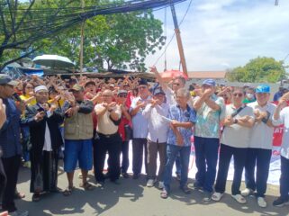 Foto: Ratusan warga RW 017 Kelurahan Kalideres menggelar aksi penolakan pembangunan rumah duka dan krematorium Swarga Abadi di Jalan Utan Jati, Jakarta Barat, Sabtu (28/2/2026).