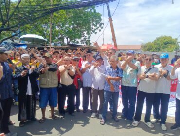 Foto: Ratusan warga RW 017 Kelurahan Kalideres menggelar aksi penolakan pembangunan rumah duka dan krematorium Swarga Abadi di Jalan Utan Jati, Jakarta Barat, Sabtu (28/2/2026).