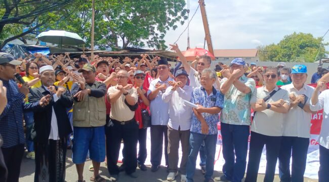 Foto: Ratusan warga RW 017 Kelurahan Kalideres menggelar aksi penolakan pembangunan rumah duka dan krematorium Swarga Abadi di Jalan Utan Jati, Jakarta Barat, Sabtu (28/2/2026).
