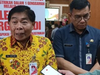 Foto: Wakil Wali Kota Jakarta Barat, Yuli Hartono (kiri), didampingi Kepala Suku Dinas Nakertransgi Jakarta Barat, Jackson D Sitorus (kanan)
