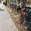 Foto: Babinsa Kelurahan Pakunden Koramil 0808/01 Sukorejo, Kopka Slamet Prasetiyo, bersama warga melaksanakan kegiatan Jumat Bersih dengan membersihkan bahu jalan dan saluran drainase di Jl. Bogowonto RT 01 RW 05, Kecamatan Sukorejo, Kota Blitar, Jumat (6/2/2026)