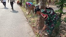 Foto: Babinsa Kelurahan Pakunden Koramil 0808/01 Sukorejo, Kopka Slamet Prasetiyo, bersama warga melaksanakan kegiatan Jumat Bersih dengan membersihkan bahu jalan dan saluran drainase di Jl. Bogowonto RT 01 RW 05, Kecamatan Sukorejo, Kota Blitar, Jumat (6/2/2026)