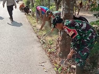 Foto: Babinsa Kelurahan Pakunden Koramil 0808/01 Sukorejo, Kopka Slamet Prasetiyo, bersama warga melaksanakan kegiatan Jumat Bersih dengan membersihkan bahu jalan dan saluran drainase di Jl. Bogowonto RT 01 RW 05, Kecamatan Sukorejo, Kota Blitar, Jumat (6/2/2026)