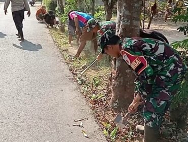 Foto: Babinsa Kelurahan Pakunden Koramil 0808/01 Sukorejo, Kopka Slamet Prasetiyo, bersama warga melaksanakan kegiatan Jumat Bersih dengan membersihkan bahu jalan dan saluran drainase di Jl. Bogowonto RT 01 RW 05, Kecamatan Sukorejo, Kota Blitar, Jumat (6/2/2026)