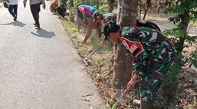 Foto: Babinsa Kelurahan Pakunden Koramil 0808/01 Sukorejo, Kopka Slamet Prasetiyo, bersama warga melaksanakan kegiatan Jumat Bersih dengan membersihkan bahu jalan dan saluran drainase di Jl. Bogowonto RT 01 RW 05, Kecamatan Sukorejo, Kota Blitar, Jumat (6/2/2026)