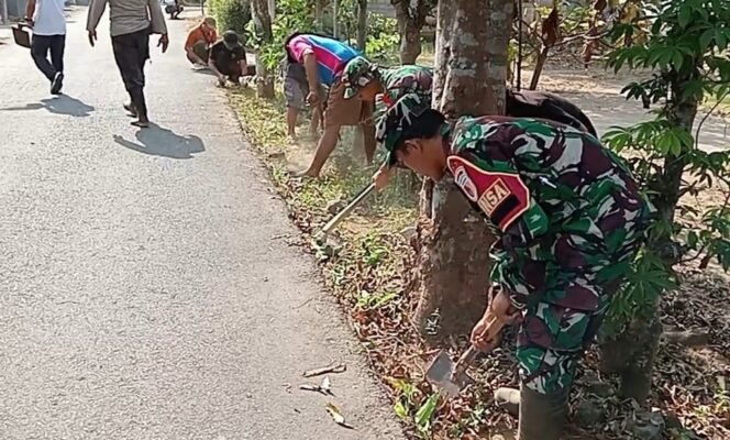 
					Foto: Babinsa Kelurahan Pakunden Koramil 0808/01 Sukorejo, Kopka Slamet Prasetiyo, bersama warga melaksanakan kegiatan Jumat Bersih dengan membersihkan bahu jalan dan saluran drainase di Jl. Bogowonto RT 01 RW 05, Kecamatan Sukorejo, Kota Blitar, Jumat (6/2/2026)