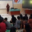 Foto: Danramil 0806-08/Karangan Kapten Inf Samsul Hadi Purnomo memberikan pelatihan metode Matematika Gasing kepada siswa SDN 2 Karangan, Kecamatan Karangan, Kabupaten Trenggalek, Jumat (6/2/2026)