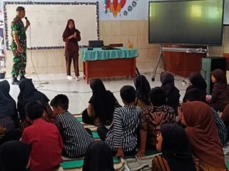 Foto: Danramil 0806-08/Karangan Kapten Inf Samsul Hadi Purnomo memberikan pelatihan metode Matematika Gasing kepada siswa SDN 2 Karangan, Kecamatan Karangan, Kabupaten Trenggalek, Jumat (6/2/2026)