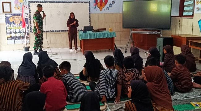 Foto: Danramil 0806-08/Karangan Kapten Inf Samsul Hadi Purnomo memberikan pelatihan metode Matematika Gasing kepada siswa SDN 2 Karangan, Kecamatan Karangan, Kabupaten Trenggalek, Jumat (6/2/2026)