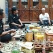 Foto: Pengurus Pokja PWI Kejaksaan dan PN Jakarta Timur bersilaturahmi dengan pimpinan Pondok Pesantren Salafiyah Tarbiyatul Falah Al-Malikiyyah, KH Zamzam (Abi Zamzam), di Kampung Pasir Akmad, Kecamatan Cikulur, Kabupaten Lebak, Banten, Selasa (10/2/2026)