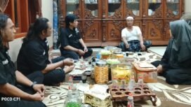 Foto: Pengurus Pokja PWI Kejaksaan dan PN Jakarta Timur bersilaturahmi dengan pimpinan Pondok Pesantren Salafiyah Tarbiyatul Falah Al-Malikiyyah, KH Zamzam (Abi Zamzam), di Kampung Pasir Akmad, Kecamatan Cikulur, Kabupaten Lebak, Banten, Selasa (10/2/2026)