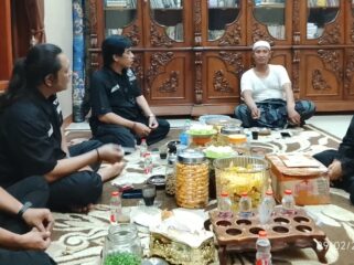 Foto: Pengurus Pokja PWI Kejaksaan dan PN Jakarta Timur bersilaturahmi dengan pimpinan Pondok Pesantren Salafiyah Tarbiyatul Falah Al-Malikiyyah, KH Zamzam (Abi Zamzam), di Kampung Pasir Akmad, Kecamatan Cikulur, Kabupaten Lebak, Banten, Selasa (10/2/2026)