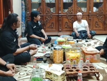 Foto: Pengurus Pokja PWI Kejaksaan dan PN Jakarta Timur bersilaturahmi dengan pimpinan Pondok Pesantren Salafiyah Tarbiyatul Falah Al-Malikiyyah, KH Zamzam (Abi Zamzam), di Kampung Pasir Akmad, Kecamatan Cikulur, Kabupaten Lebak, Banten, Selasa (10/2/2026)