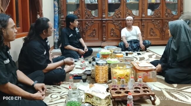 Foto: Pengurus Pokja PWI Kejaksaan dan PN Jakarta Timur bersilaturahmi dengan pimpinan Pondok Pesantren Salafiyah Tarbiyatul Falah Al-Malikiyyah, KH Zamzam (Abi Zamzam), di Kampung Pasir Akmad, Kecamatan Cikulur, Kabupaten Lebak, Banten, Selasa (10/2/2026)